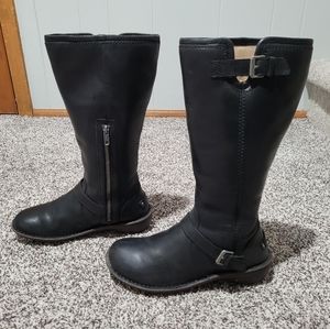 Womens UGG black leather sherpa lined boots. Size 8